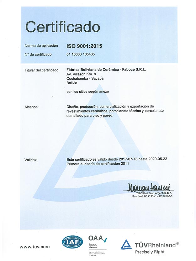 certificaciones, obrero revisando ceramica concluida